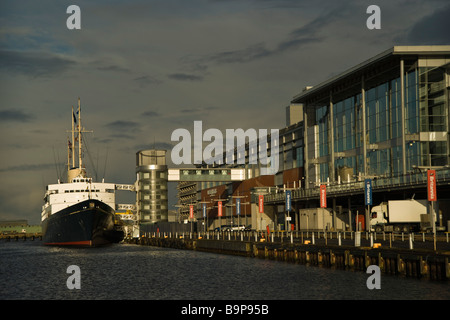 Ocean Terminal shopping mall Harbour e il Royal Yacht Britannia attrazione turistica a Leith Edimburgo in Scozia Foto Stock