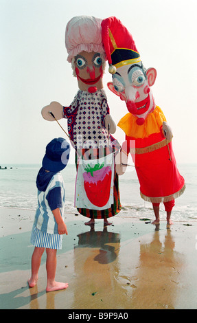 Quattro anni di Matteo Malyon incontra i mondi più grande Punch & Judy sulla spiaggia di Eastbourne NEL REGNO UNITO Foto Stock