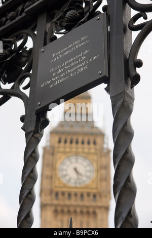 Segnale di avvertimento sulla porta Westminster London edificio del Parlamento Big Ben anti infedeltà Foto Stock