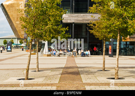 Wales Millennium Centre di Cardiff Bay con persone mangiare fuori al fresco Foto Stock