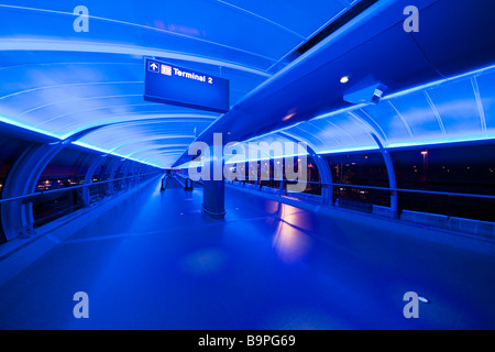 Aeroporto di Manchester Regno Unito la connessione di passeggero passerelle con i marciapiedi mobili di notte Foto Stock