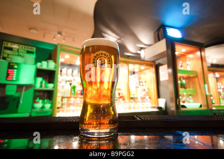 Una pinta di Boddington tirato al Radisson SAS Manchester Airport Hotel bar Foto Stock