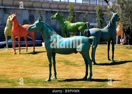 Spagna, Andalusia, Jerez de la Frontera, monumento con cavalli colorati vicino a Jerez de la Frontera scuola di equitazione Foto Stock