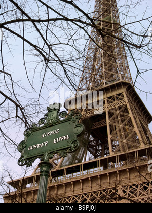 Avenue Gustave Eiffel un cartello stradale con la torre eiffel sullo sfondo, parigi francia Foto Stock