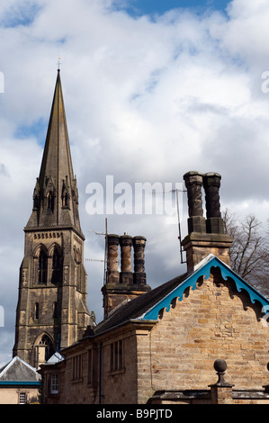 'St Pietro Chiesa' e ornato di lunga comignoli Edensor,Derbyshire, Inghilterra, "Gran Bretagna" Foto Stock