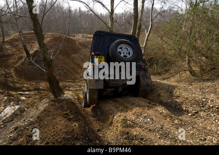 Il nuovo design 2007 Land Rover Defender 90 si muove verso il basso di una ripida collina Foto Stock