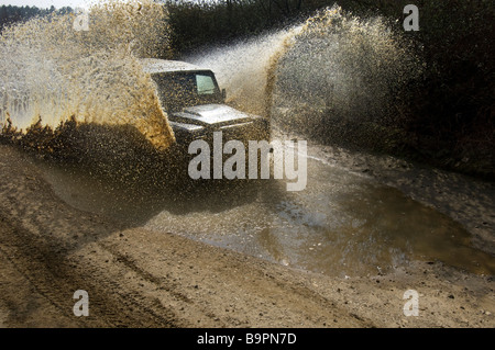 Un Land Rover Defender 90 su un sentiero extrastradale Foto Stock