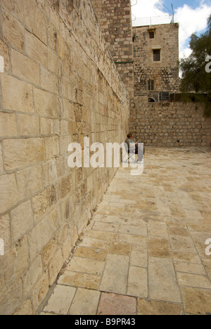 Donna prendendo una pausa nella chiesa ortodossa etiope cortile sopra la chiesa del Santo Sepolcro in Gerusalemme vecchia città Foto Stock