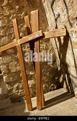 Grandi croci di legno appoggiata contro la parete la chiesa del Santo Sepolcro in Gerusalemme vecchia Foto Stock