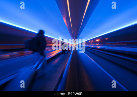 Aeroporto di Manchester Regno Unito la connessione di passeggero passerelle con i marciapiedi mobili di notte Foto Stock