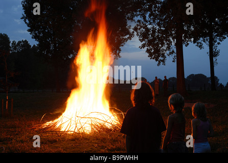 Il falò di notte con la gente. Foto Stock