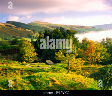 Mattina nebbia autunnale nella speranza valle con la vista del retro del tor e perdere la collina nel distretto di Peak Derbyshire Foto Stock