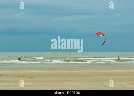 Il kite surf in spiaggia vicino IJmuiden, Paesi Bassi | Kite Surfer am Strand von IJmuiden, Niederlande Foto Stock