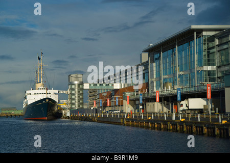 Ocean Terminal shopping mall Harbour e il Royal Yacht Britannia attrazione turistica a Leith Edimburgo in Scozia Foto Stock