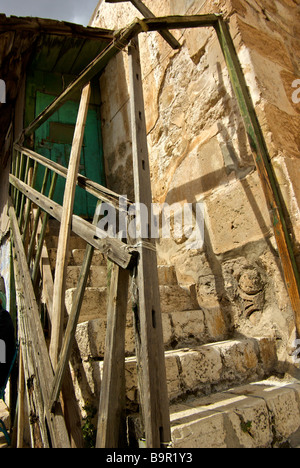 Scalinata sotto la riparazione nella chiesa ortodossa etiope cortile sopra la chiesa del Santo Sepolcro in Gerusalemme vecchia Foto Stock