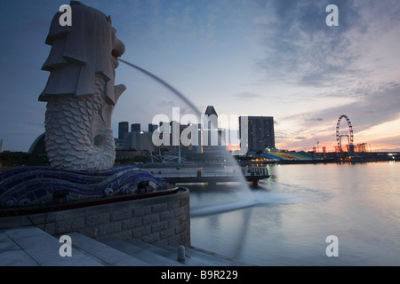 Statua Merlion e Singapore Flyer all'alba, Singapore Foto Stock