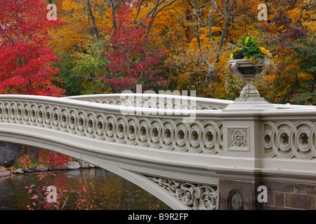 Ponte di prua a Central Park di New York in una giornata autunnale Foto Stock