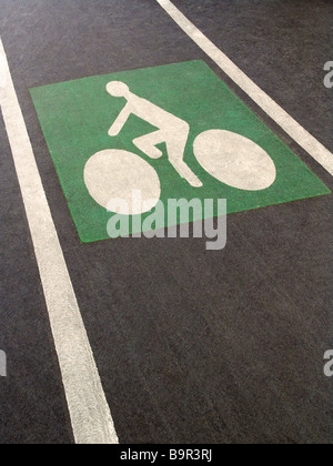 Ciclo designato lane simbolo dipinto sulla strada di Parigi, Francia Foto Stock