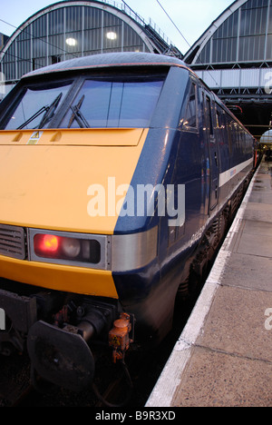 Classe 91 locomotore & treno circa per lasciare la stazione di Kings Cross Londra Foto Stock