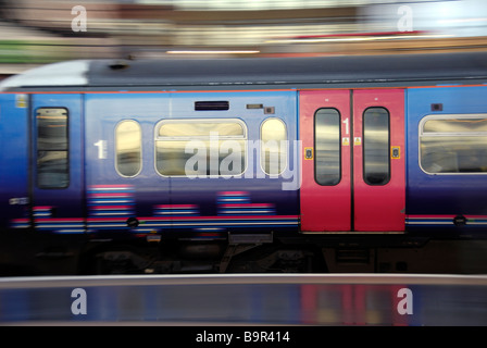 La prima capitale collegare il treno in partenza dalla stazione Kings Cross Londra Foto Stock