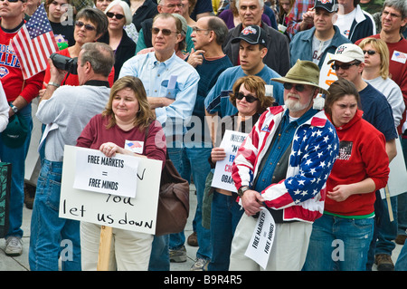 Anti spesa protesta fiscale tea party Harrisburg PA , dimostratore, american bandiera degli Stati Uniti mercati liberi pari libera la mente Foto Stock