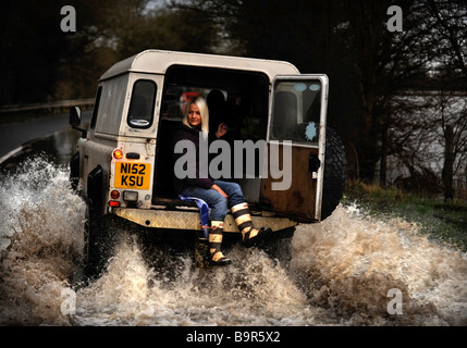 Un Land Rover Defender aziona attraverso le acque alluvionali vicino MAISEMORE GLOUCESTERSHIRE REGNO UNITO Gen 2008 Foto Stock