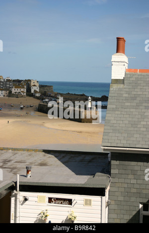 Vista di St Ives harbour compresi tetto in ardesia e comignoli Cornwall Regno Unito Foto Stock