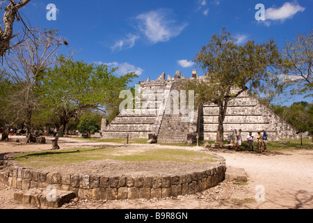 Messico, Yucatan Stato, sito archeologico di Chichen Itza, classificato come patrimonio mondiale dall'UNESCO, la piattaforma rotonda Foto Stock
