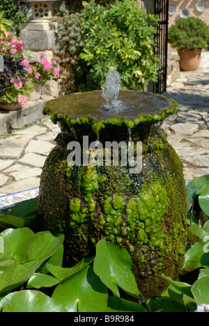 Fontana di acqua in un'urna all'interno di un cortile spagnolo giardino, Jesus Pobre, Provincia di Alicante, Comunidad Valenciana, Spagna Foto Stock