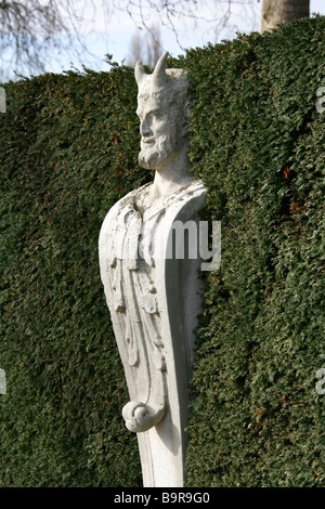 Statua di marmo chiamato termini nel Queens Garden a Kew Palace Gardens, London, Regno Unito Foto Stock
