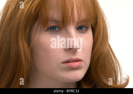 In prossimità di una testa rossa donna con una fumante media guardare nei suoi occhi blu Foto Stock