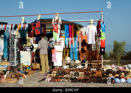 La Tunisia, regione sud, sud dell isola di Djerba, El Kantara, artigianato locale e piccolo bazar Foto Stock