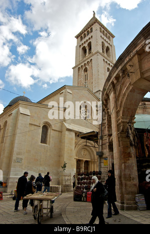 Square off Via Dolorosa occupato con gli acquirenti nel mercato arabo di vecchia città di Gerusalemme Foto Stock
