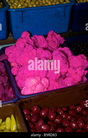 Day Glow rosa fluorescente caulifower sottaceto a stallo vegetale al mercato arabo sulla Via Dolorosa nella vecchia città di Gerusalemme Foto Stock