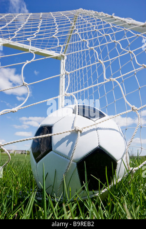 Pallone da calcio in goal net a basso angolo di visione Foto Stock