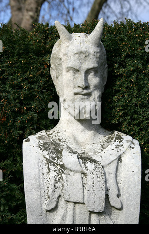 Statua di marmo chiamato termini nel Queens Garden a Kew Palace Gardens, London, Regno Unito Foto Stock