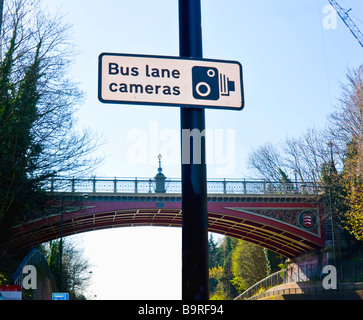 Ponte vittoriano sulla corsia di Hornsey Hornsey, visto dal di sotto, nell'Archway Rd, a nord di Londra, England Regno Unito. Foto Stock