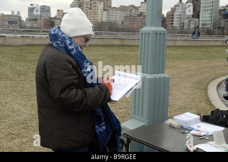 Donna segni Giornata Mondiale dell Acqua la petizione in New York domenica 22 marzo 2009 Richard B Levine Foto Stock