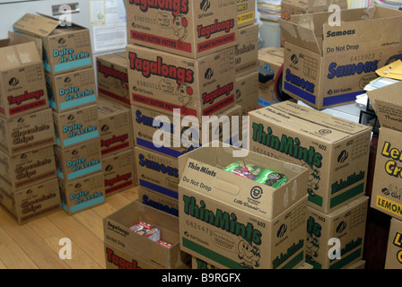 Scatole di Girl Scout cookie venduti da Upper West Side truppa 3068 attendere di essere distribuiti in New York Foto Stock
