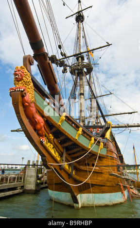 Bompresso storico di replica di tallship Batavia Leylistad Paesi Bassi | Bug des Nachbaus der Batavia, Leylistad, Olanda Foto Stock