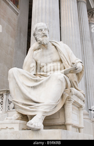 La famosa scultura intorno al parlamento austriaco dedicato alla dea greca Pallade Atena Foto Stock