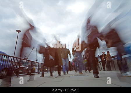 Pendolari nelle ore di punta attraversando il Ponte di Londra Foto Stock