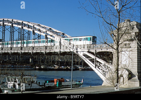 Pier e il molleggio di arco di Viaduc d'Austerlitz, portando la linea 5 della metropolitana attraverso la Senna a Parigi. Foto Stock