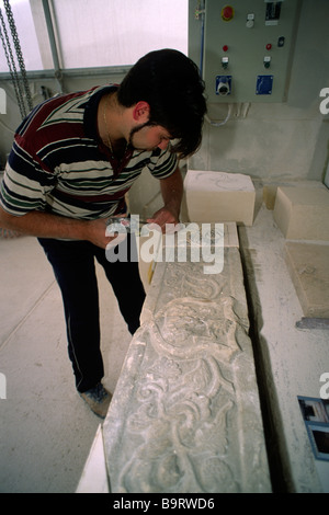 Italia, Abruzzo, Majella, Roccacasale, intaglio in pietra Foto Stock