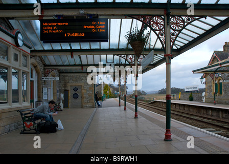 Ripristinato tettucci di vetro a Grange-over-Sands stazione ferroviaria, South Lakeland, Cumbria, England Regno Unito Foto Stock