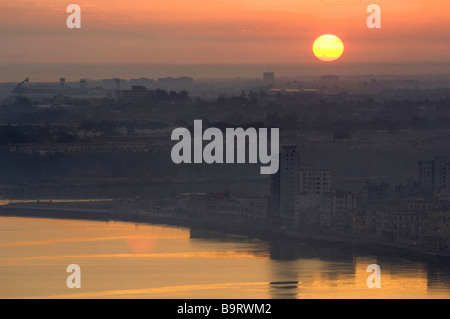 Alba sul Malecón a l'Avana, Cuba Foto Stock