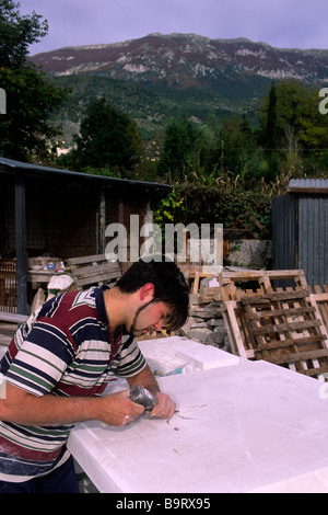 Italia, Abruzzo, Majella, Roccacasale, intaglio in pietra Foto Stock