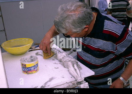 Italia, Abruzzo, Majella, Roccacasale, intaglio in pietra Foto Stock