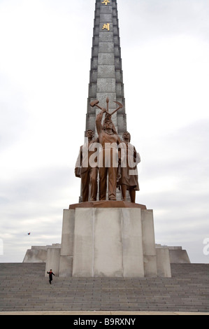 Bambino gioca con un aquilone alla base della torre Juche Pyongyang (Repubblica democratica popolare di Corea, Corea del Nord) Foto Stock