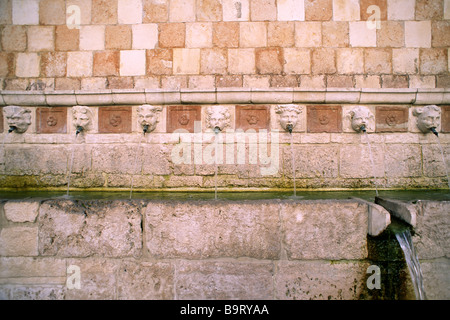 Italia, Abruzzo, l'Aquila, 99 Fontana di cannelle Foto Stock